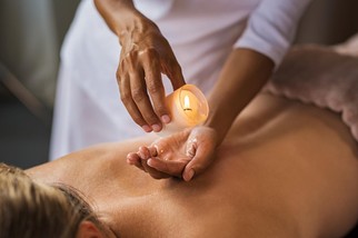 Aromatyczny masaż świecą